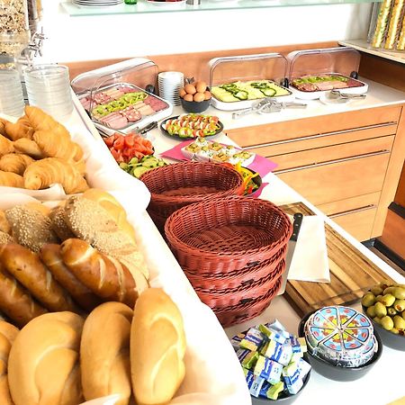 Hotel Koenig Wina Bagian luar foto
