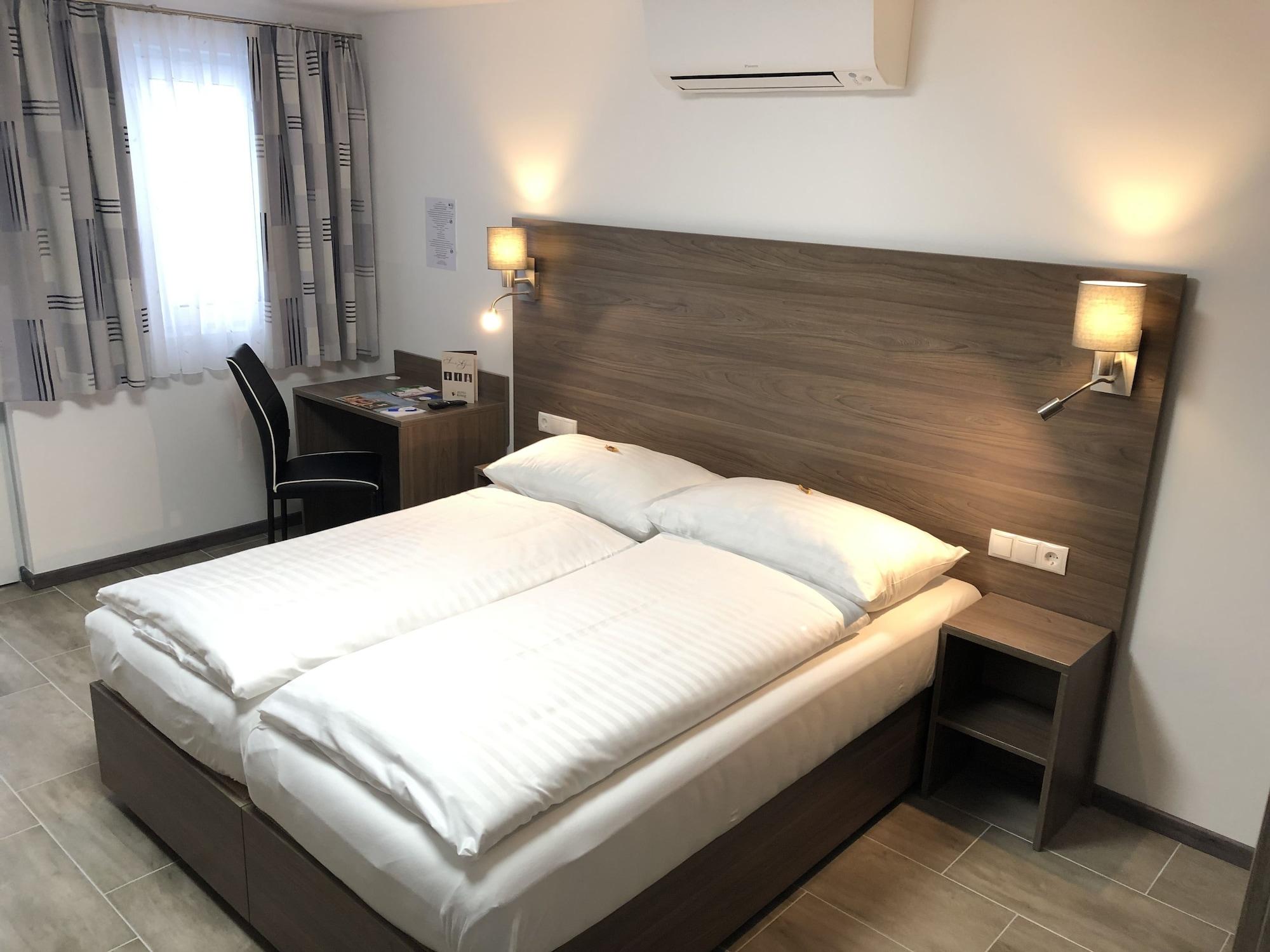 Hotel Koenig Wina Bagian luar foto