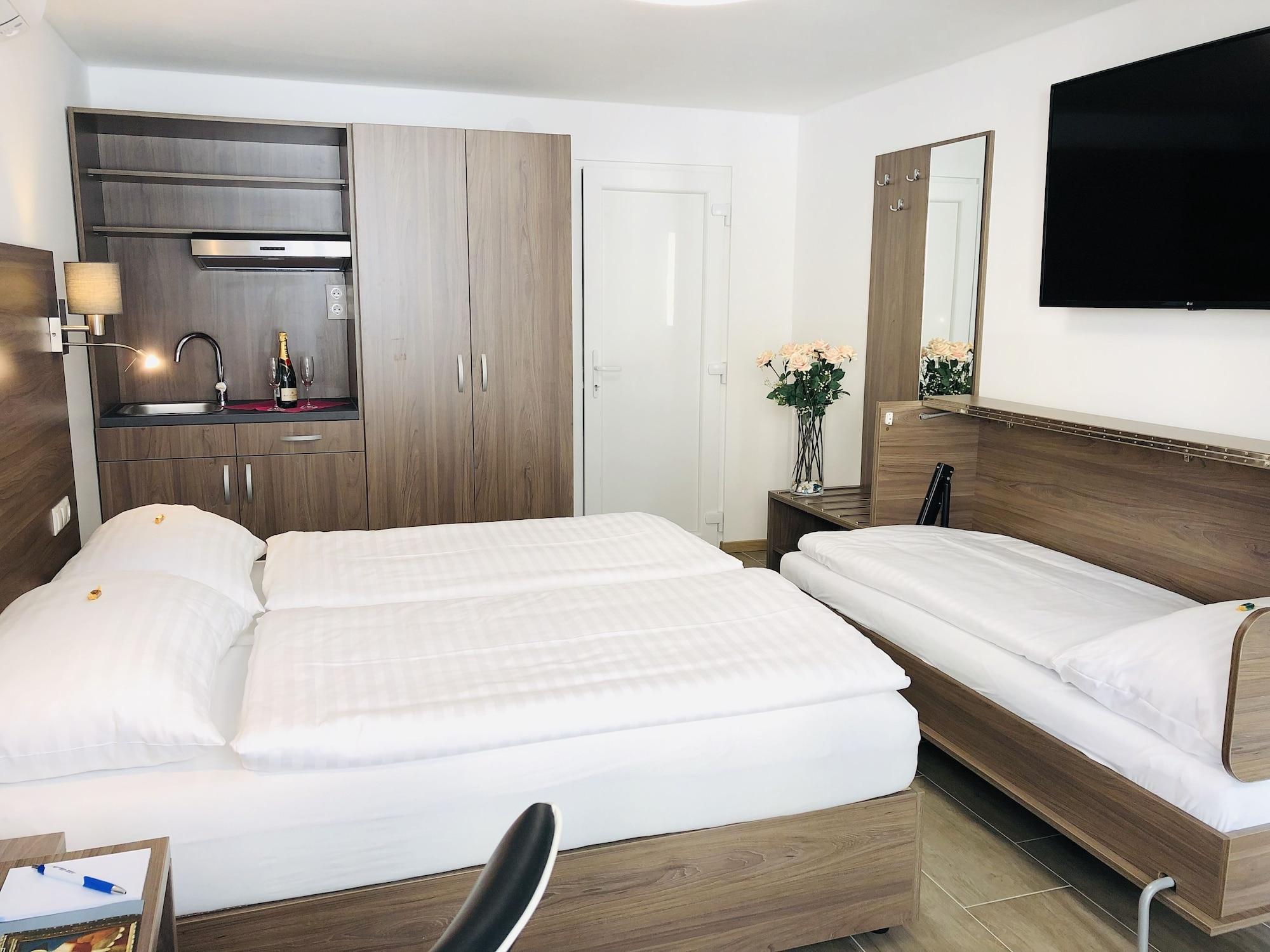 Hotel Koenig Wina Bagian luar foto