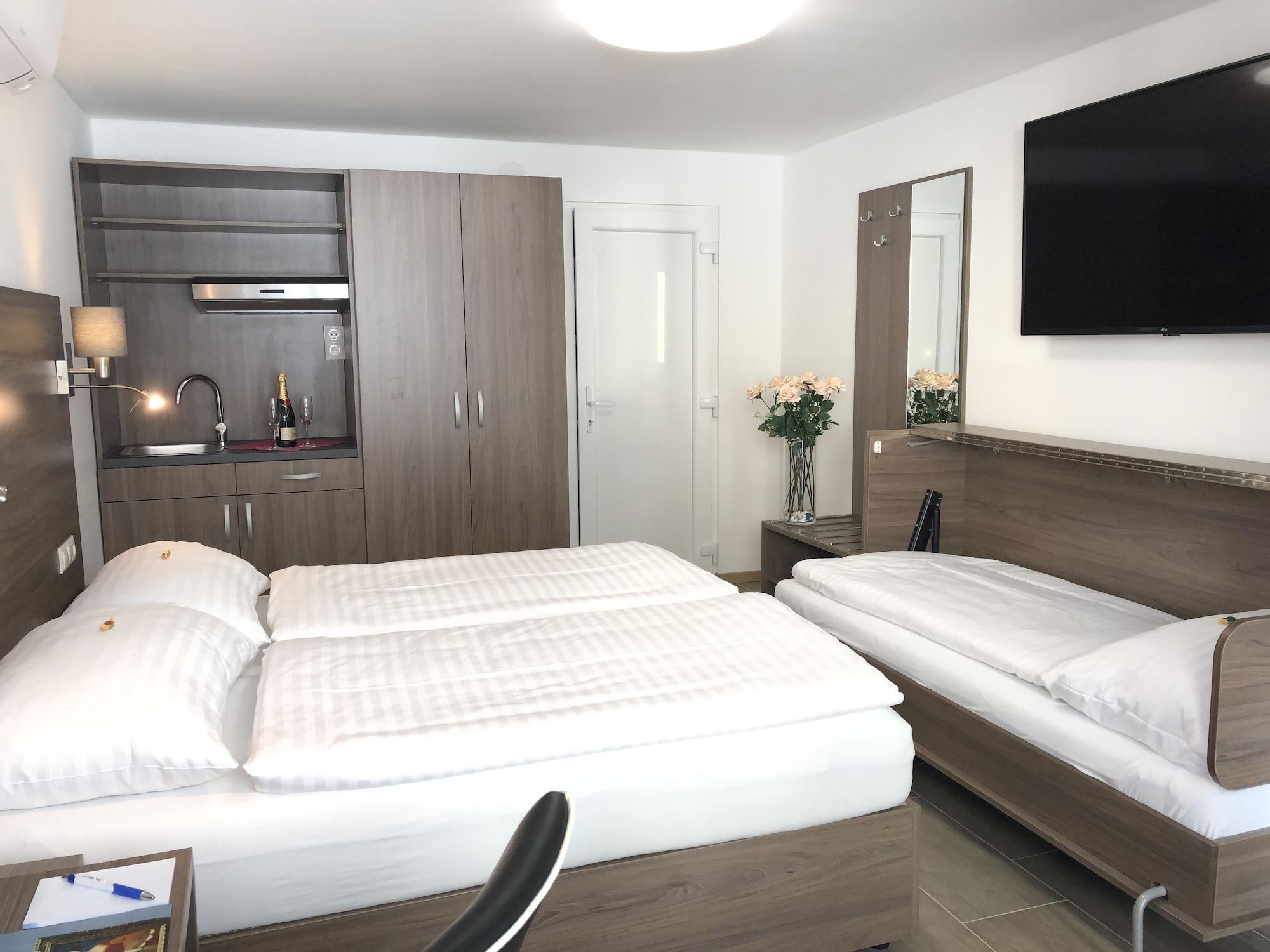 Hotel Koenig Wina Bagian luar foto