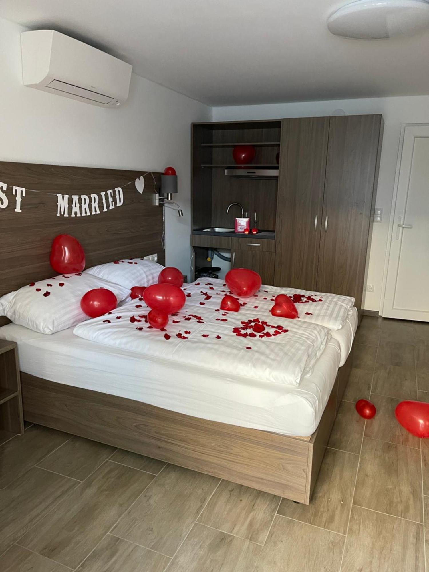Hotel Koenig Wina Bagian luar foto