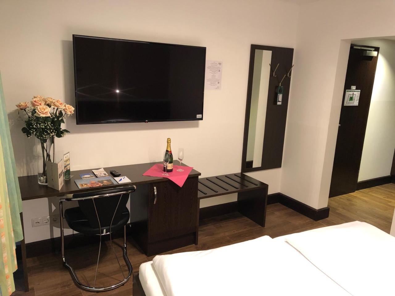 Hotel Koenig Wina Bagian luar foto