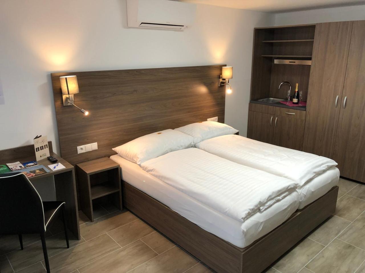 Hotel Koenig Wina Bagian luar foto