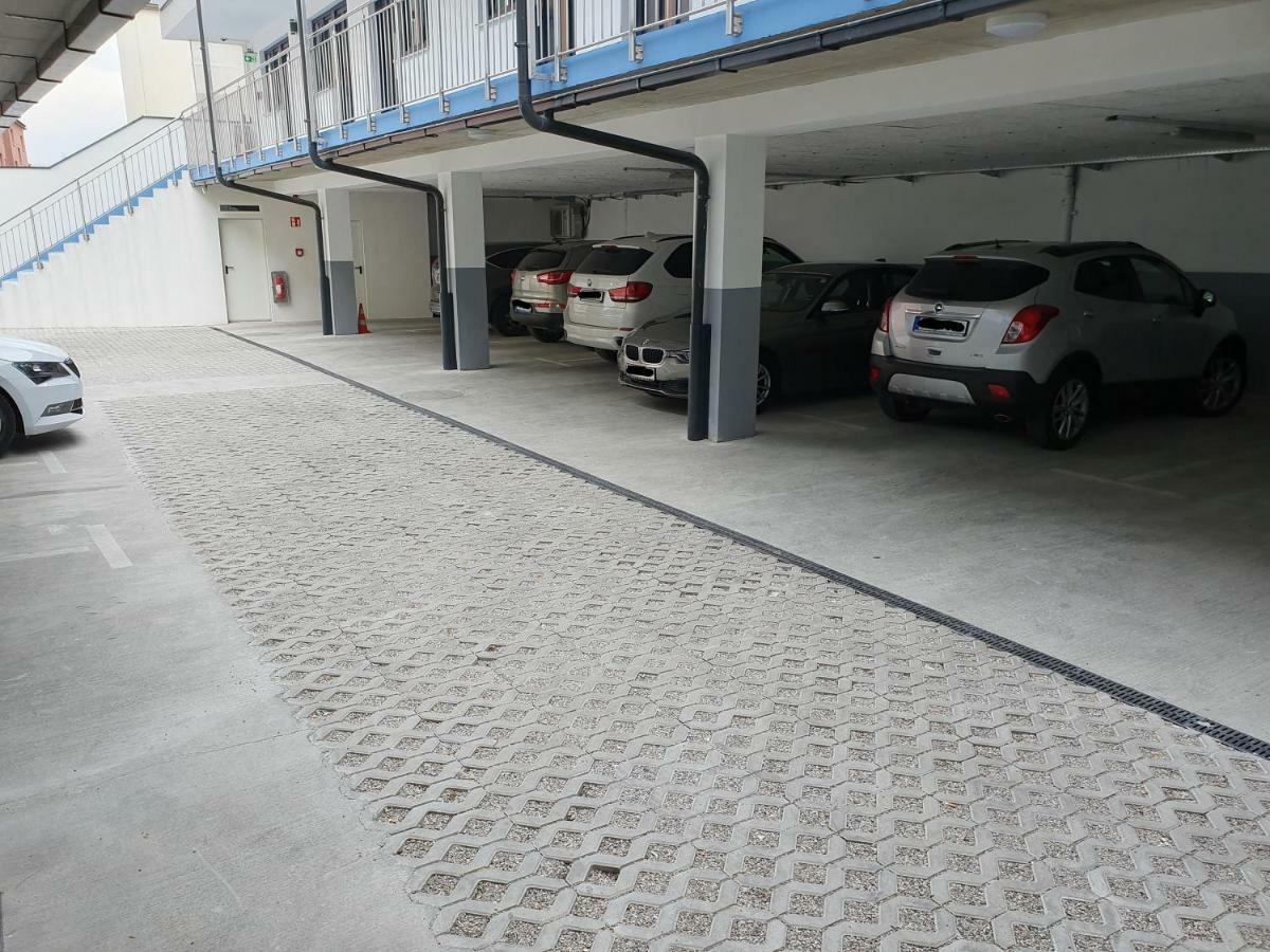 Hotel Koenig Wina Bagian luar foto