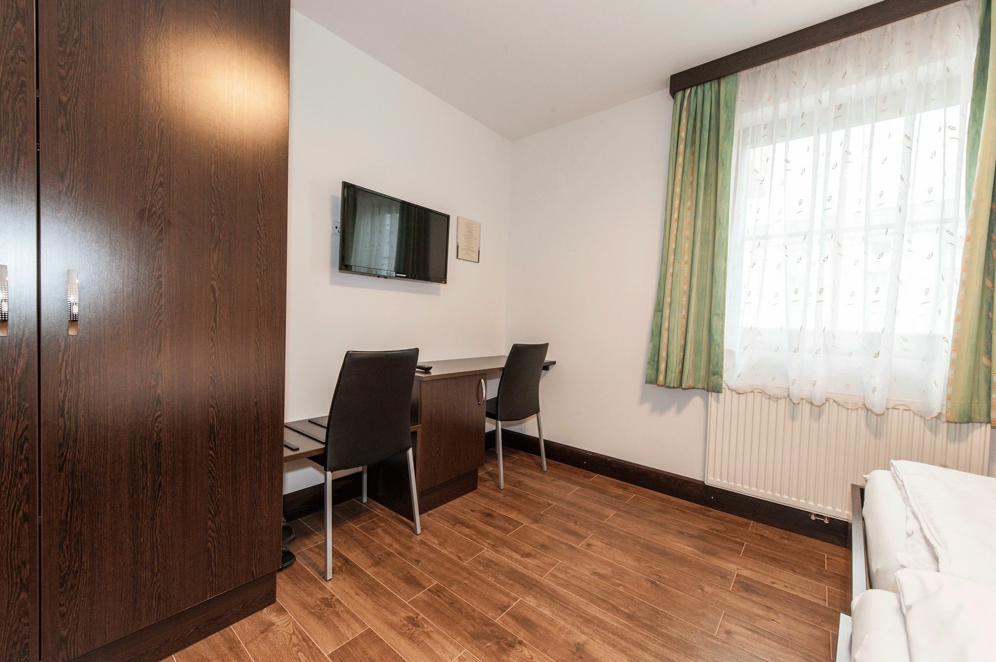 Hotel Koenig Wina Bagian luar foto