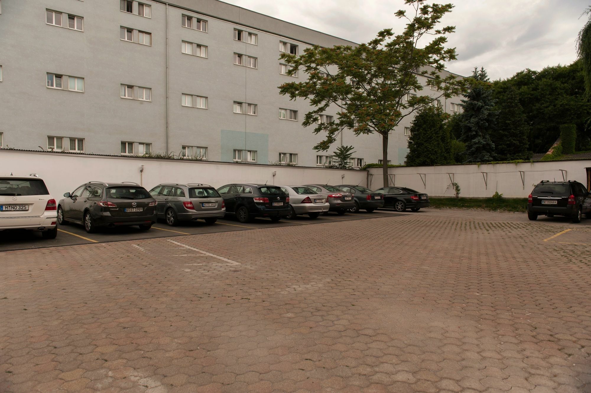 Hotel Koenig Wina Bagian luar foto